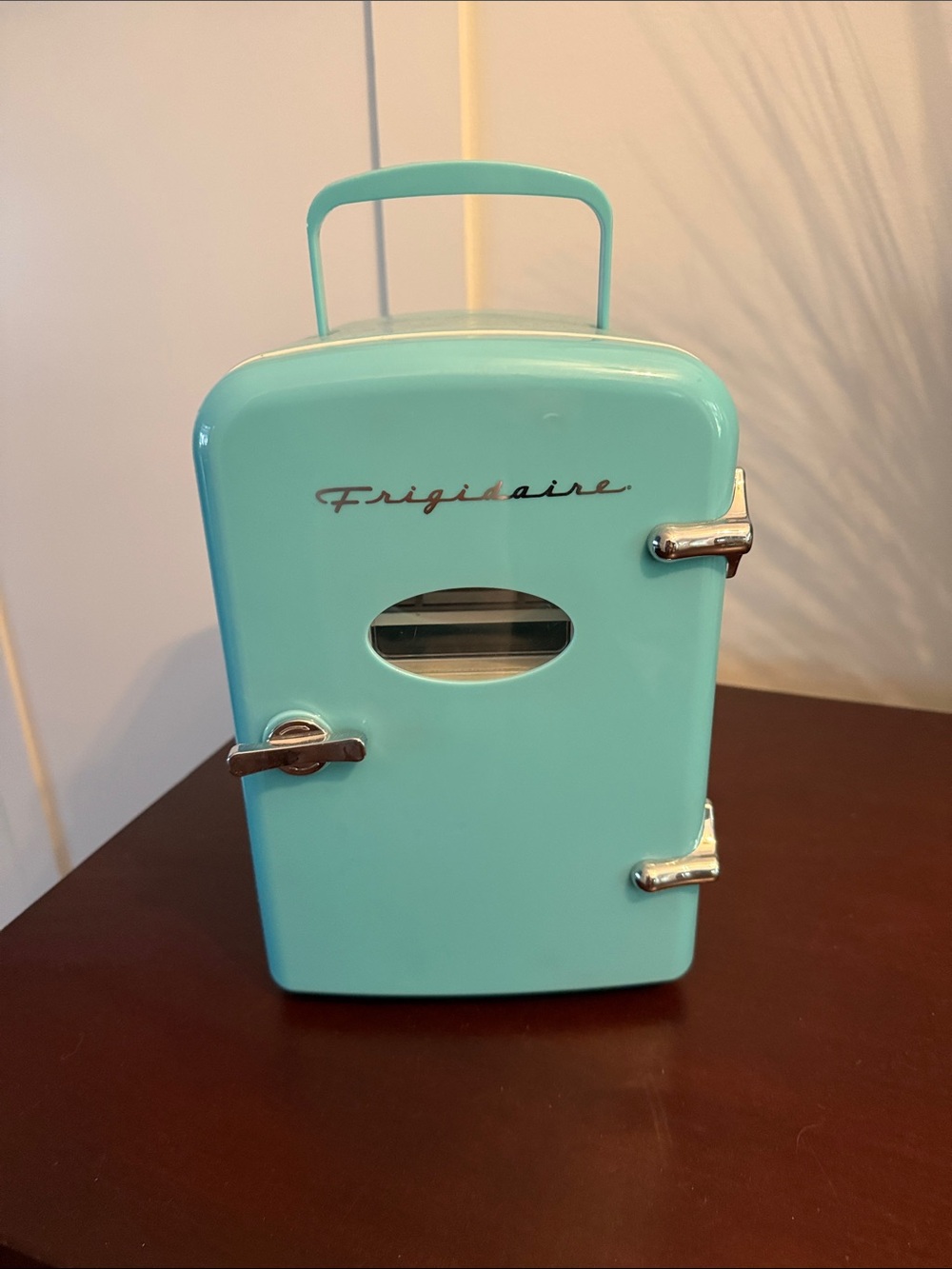 Frigidaire Retro Mini Food Storage Cooler in Aqua